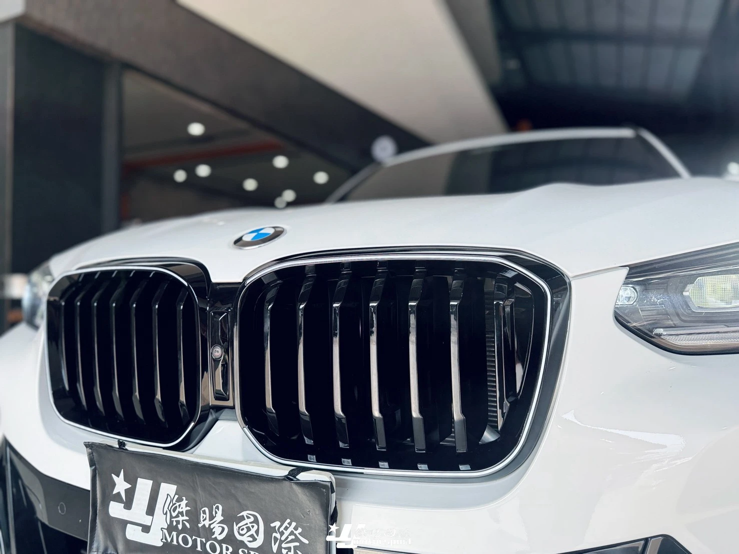 全新 BMW G01 X3 G02 X4 小改款 2022- 單槓亮黑 LED 發光 鼻頭 水箱罩