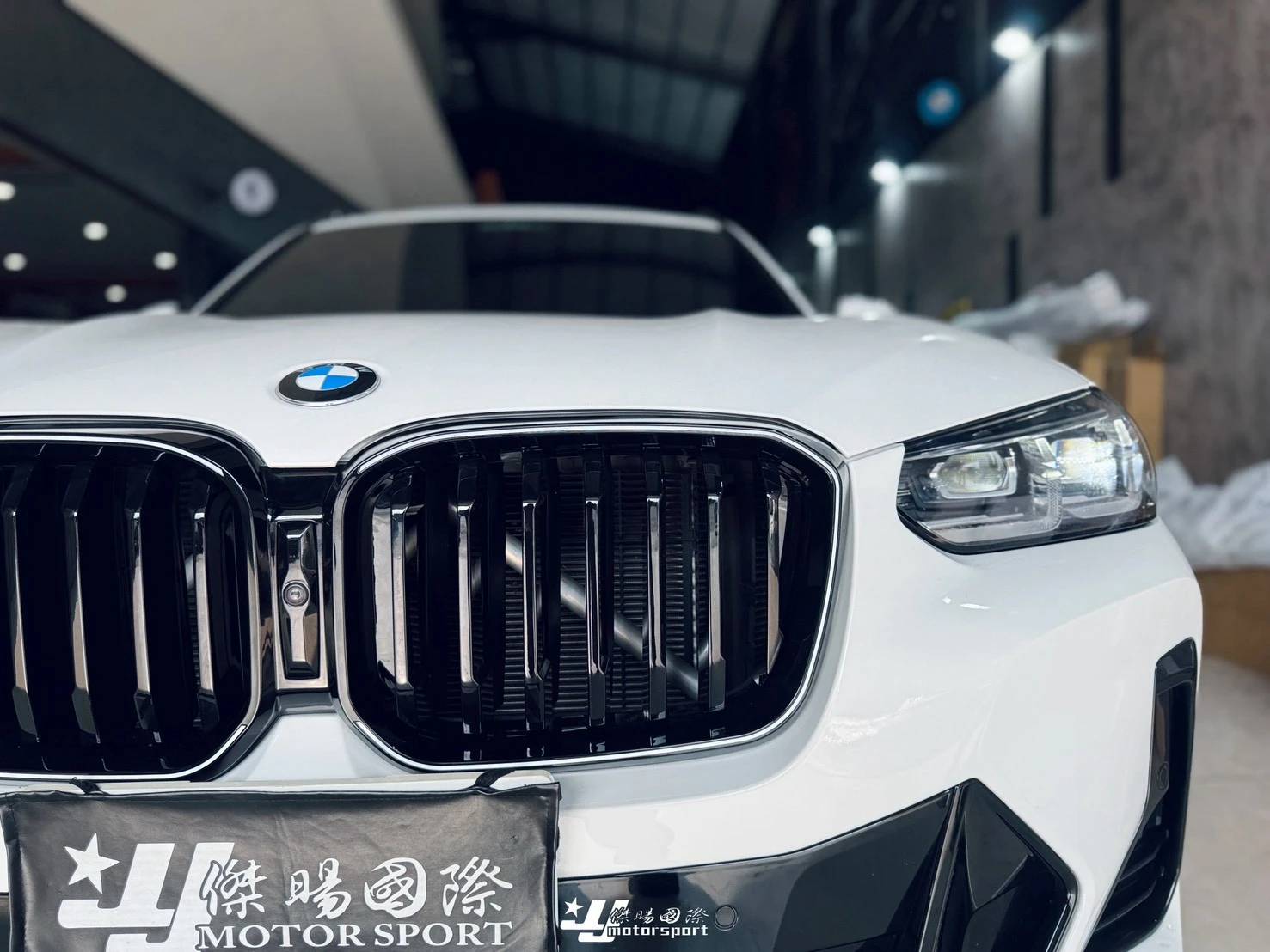 全新 BMW G01 X3 G02 X4 小改款 2022- 單槓亮黑 LED 發光 鼻頭 水箱罩