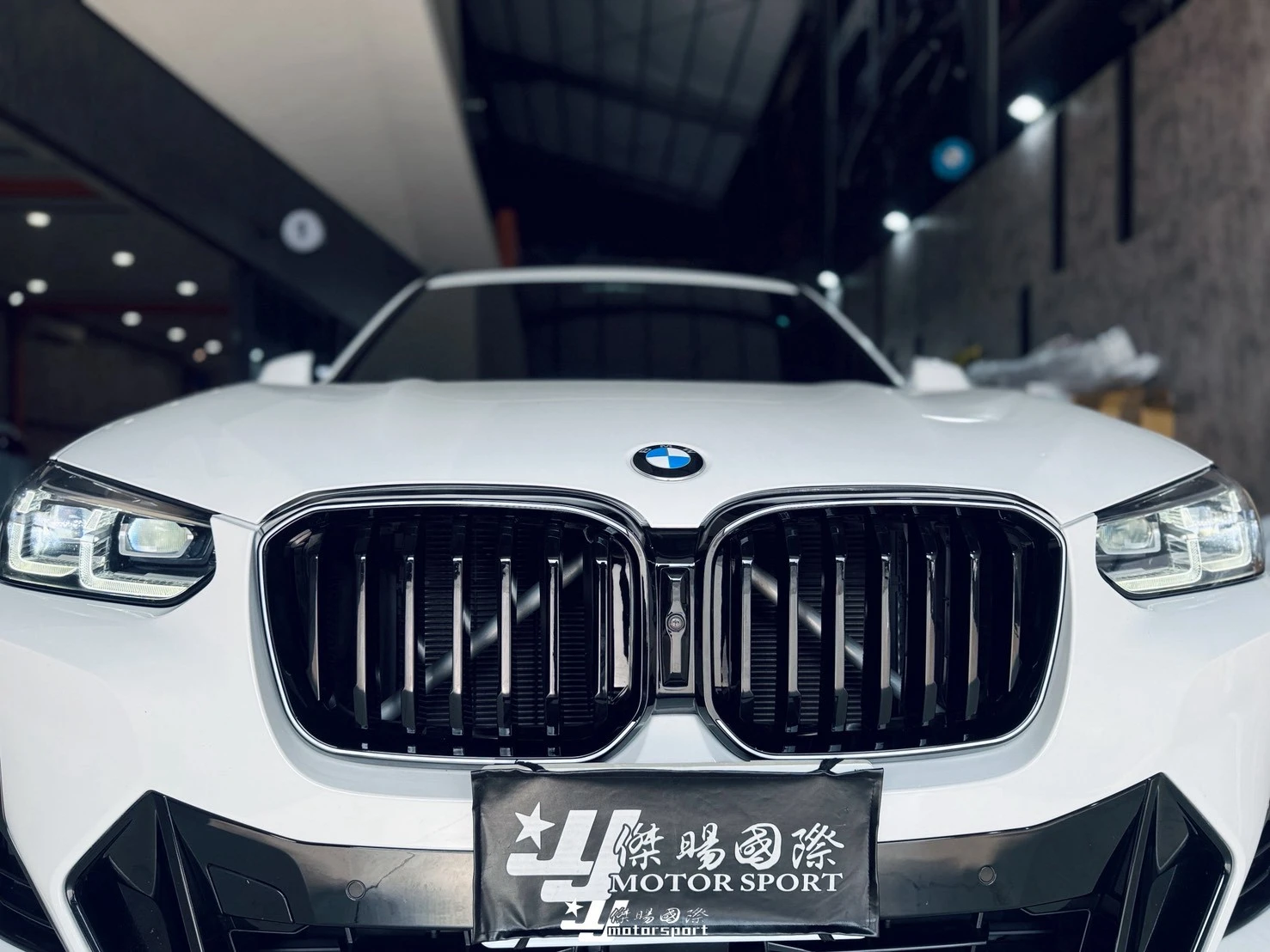 全新 BMW G01 X3 G02 X4 小改款 2022- 單槓亮黑 LED 發光 鼻頭 水箱罩