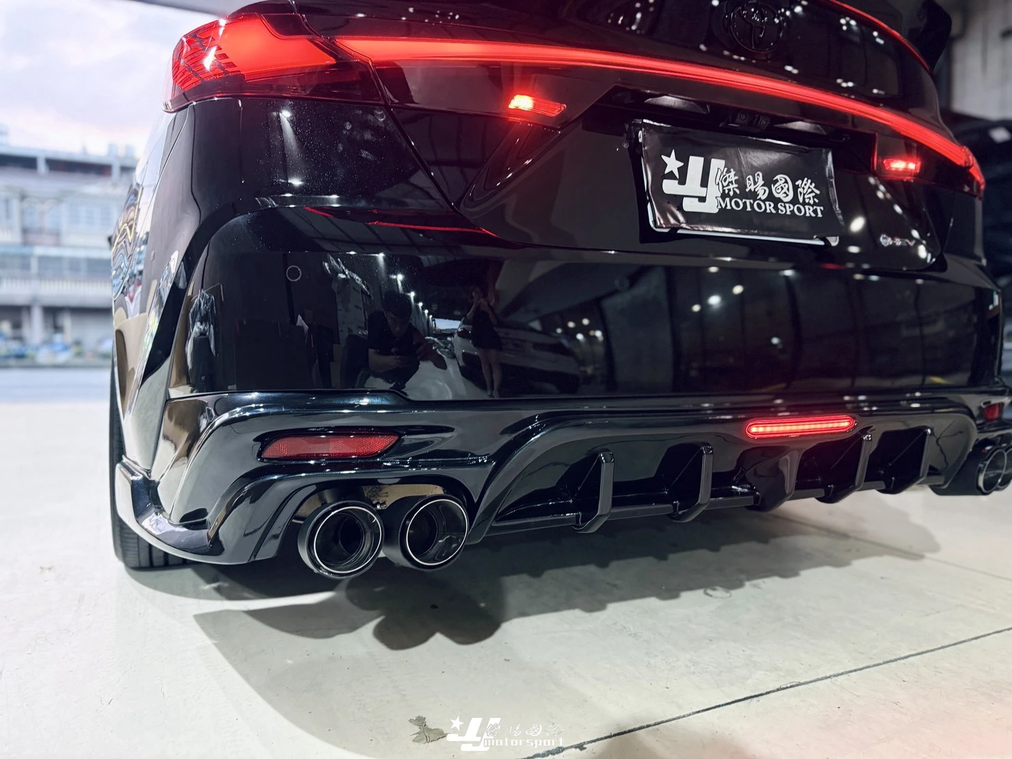 新 TOYOTA  CAMRY 9代 CAMRY9 2024 25 26- R款 後下巴 亮黑 含領航燈 三煞燈 含四出尾飾管