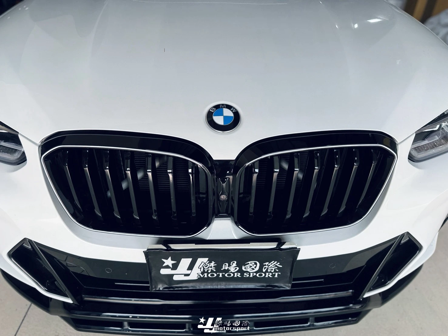 全新 BMW G01 X3 G02 X4 小改款 2022- 單槓亮黑 LED 發光 鼻頭 水箱罩