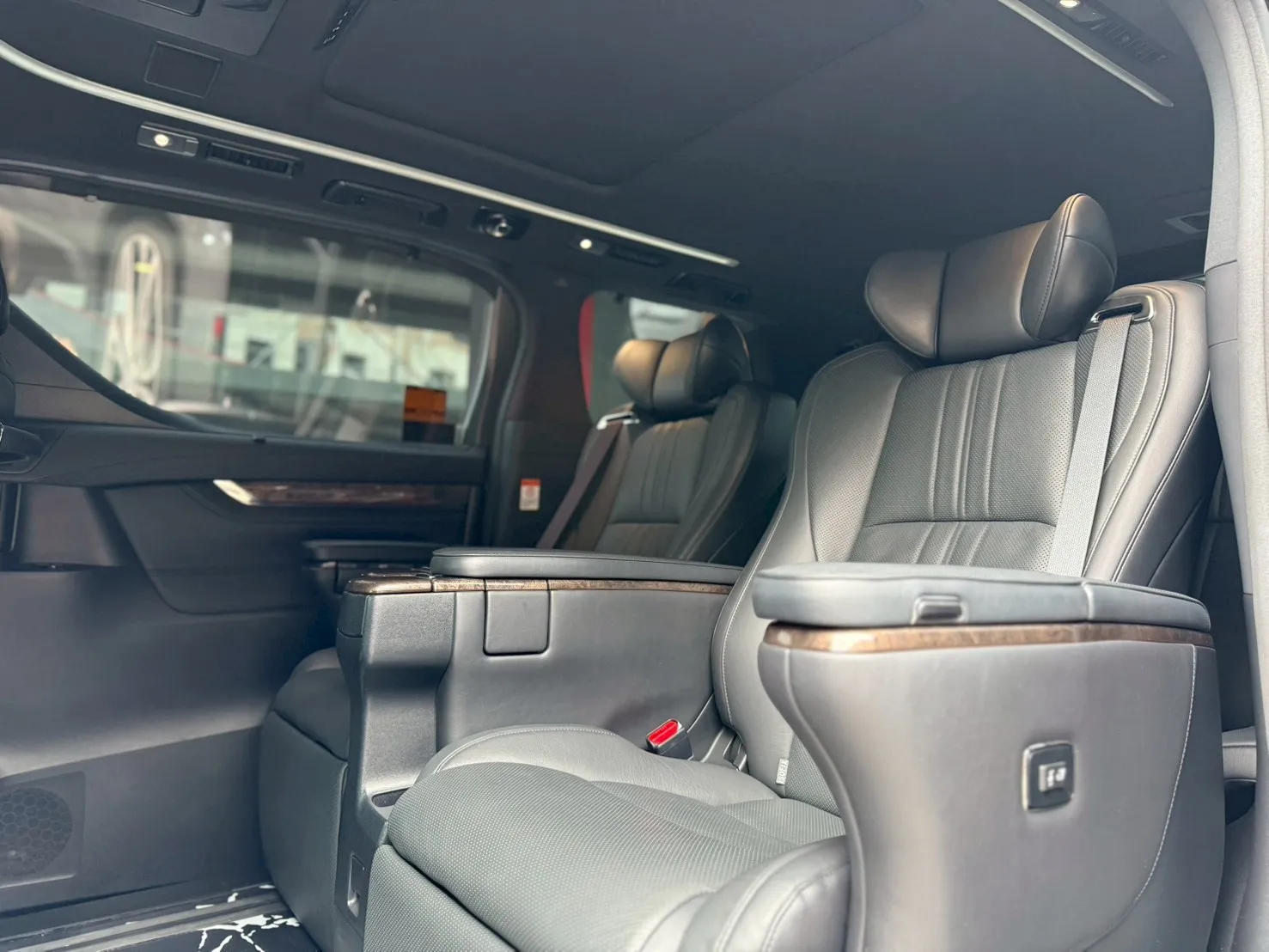 TOYOTA-Alphard