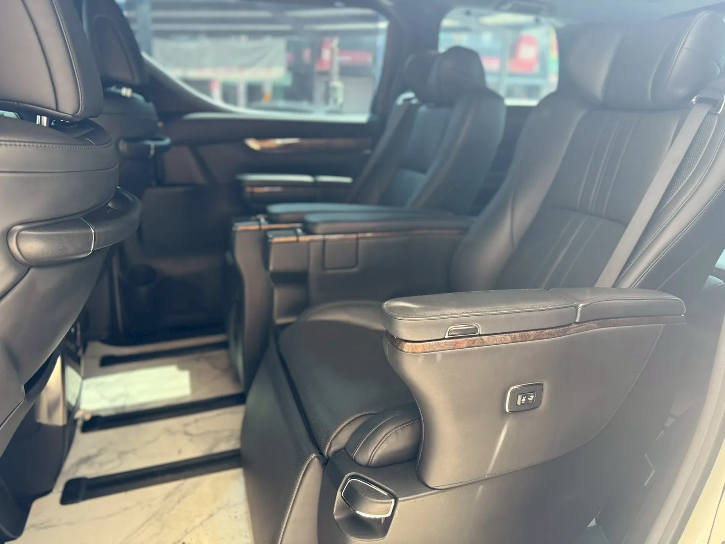 TOYOTA-Alphard