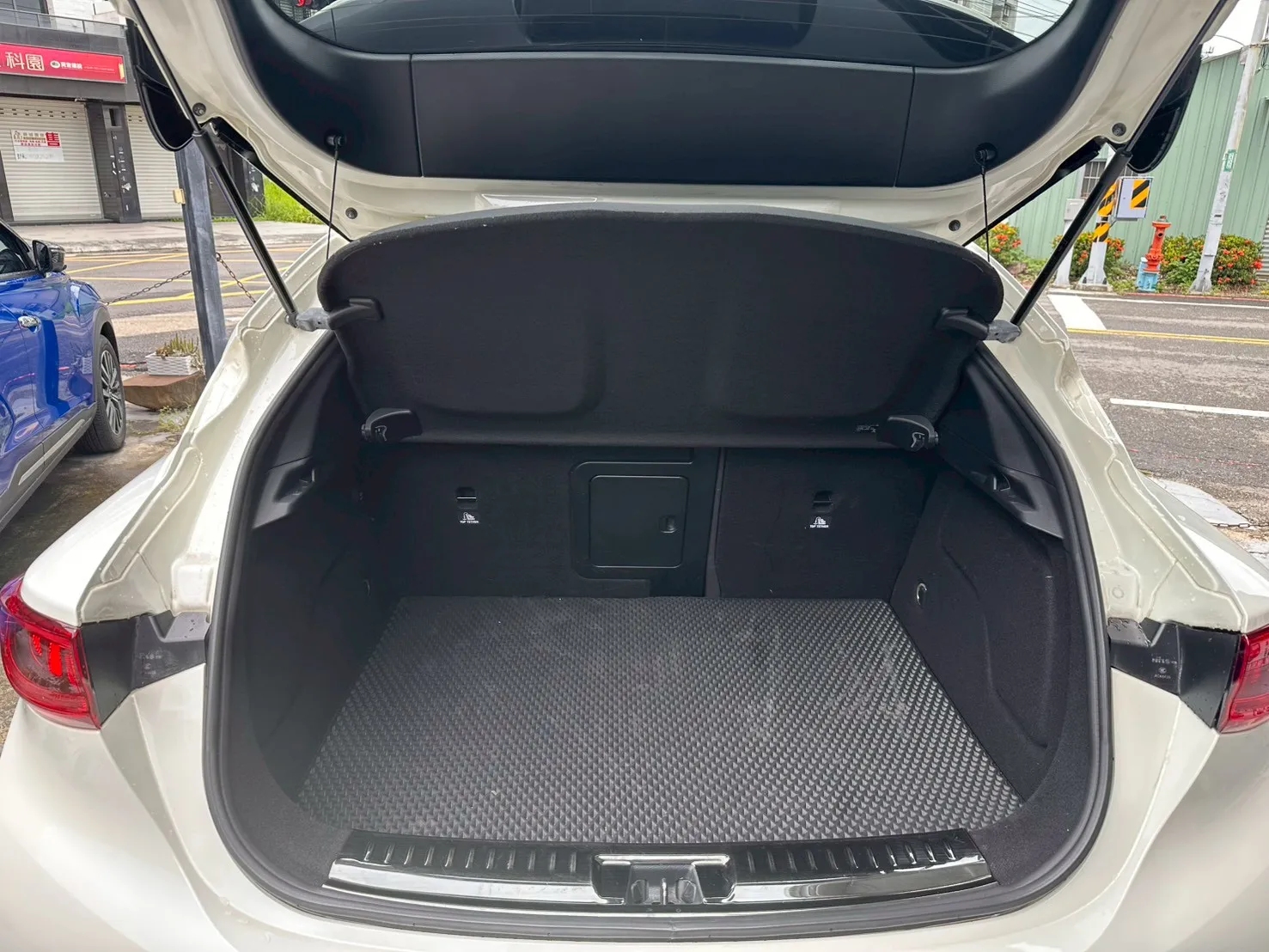 INFINITI-Q30