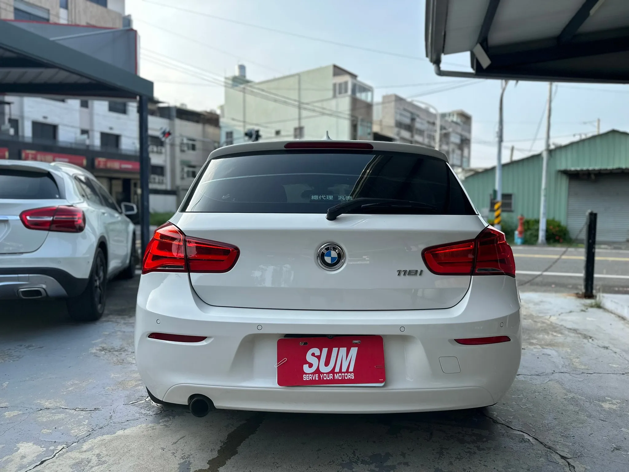 BMW-118I