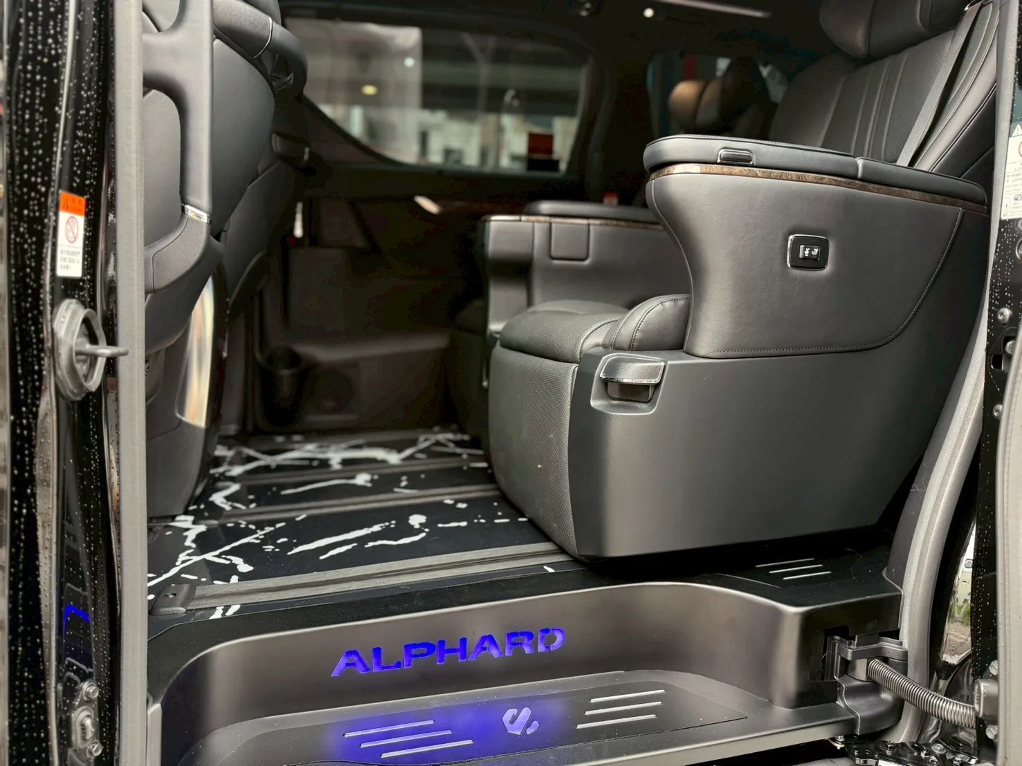 TOYOTA-Alphard