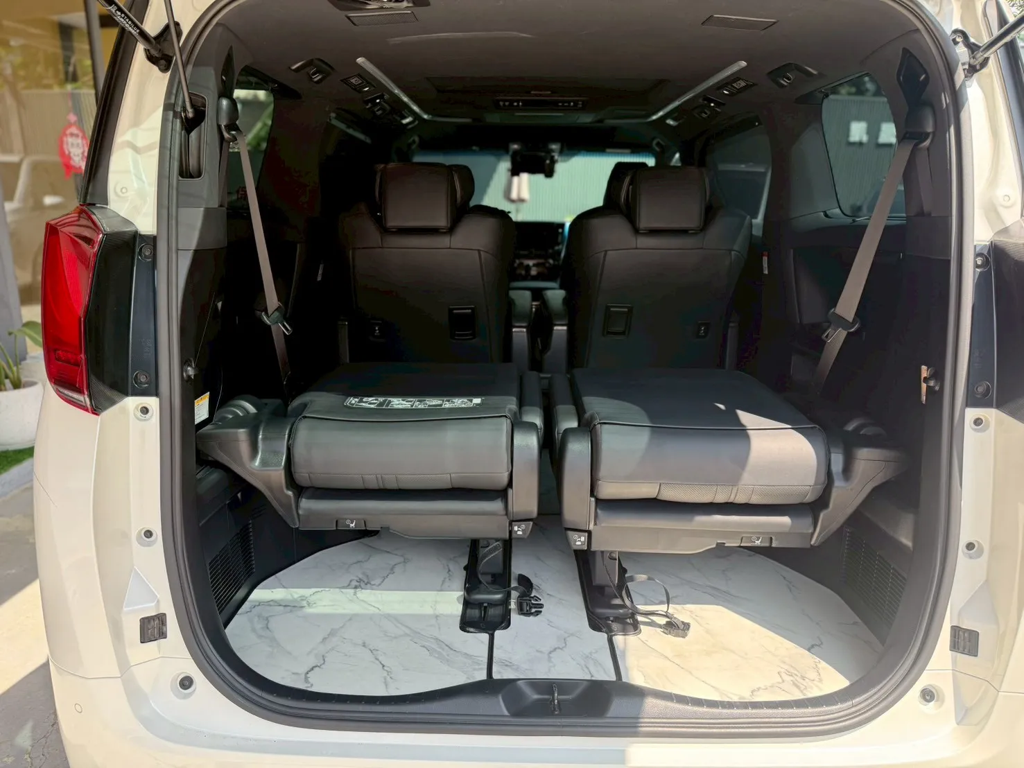 TOYOTA-Alphard