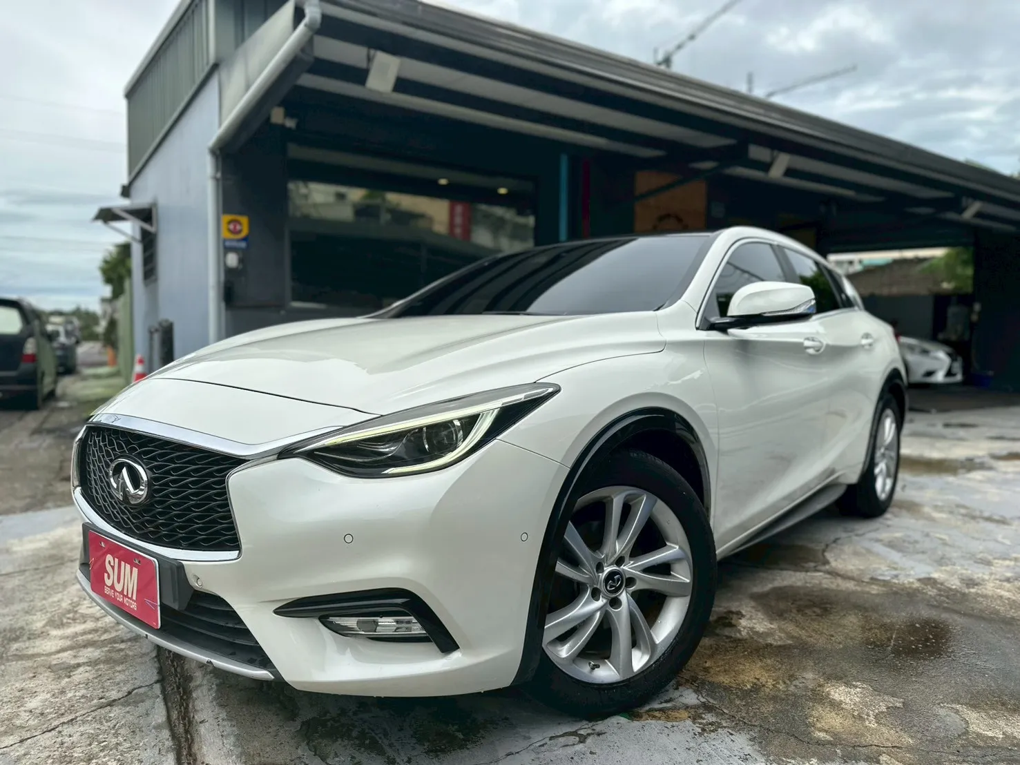 INFINITI-Q30