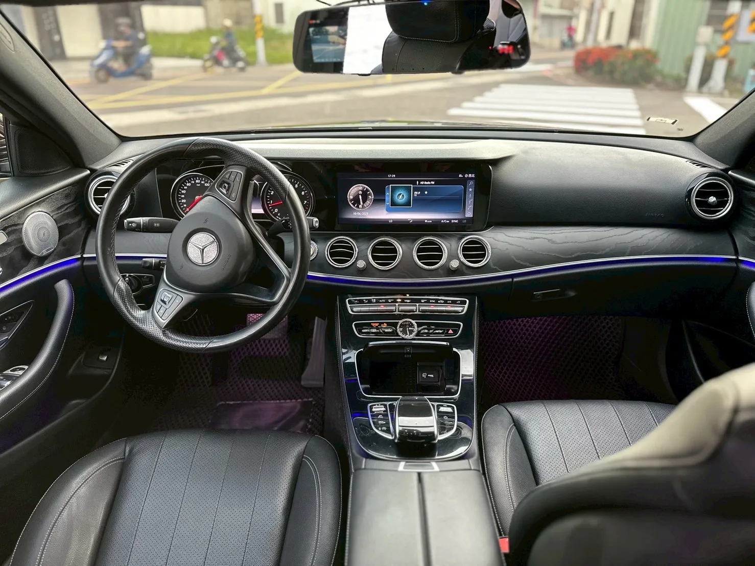 BENZ-E300