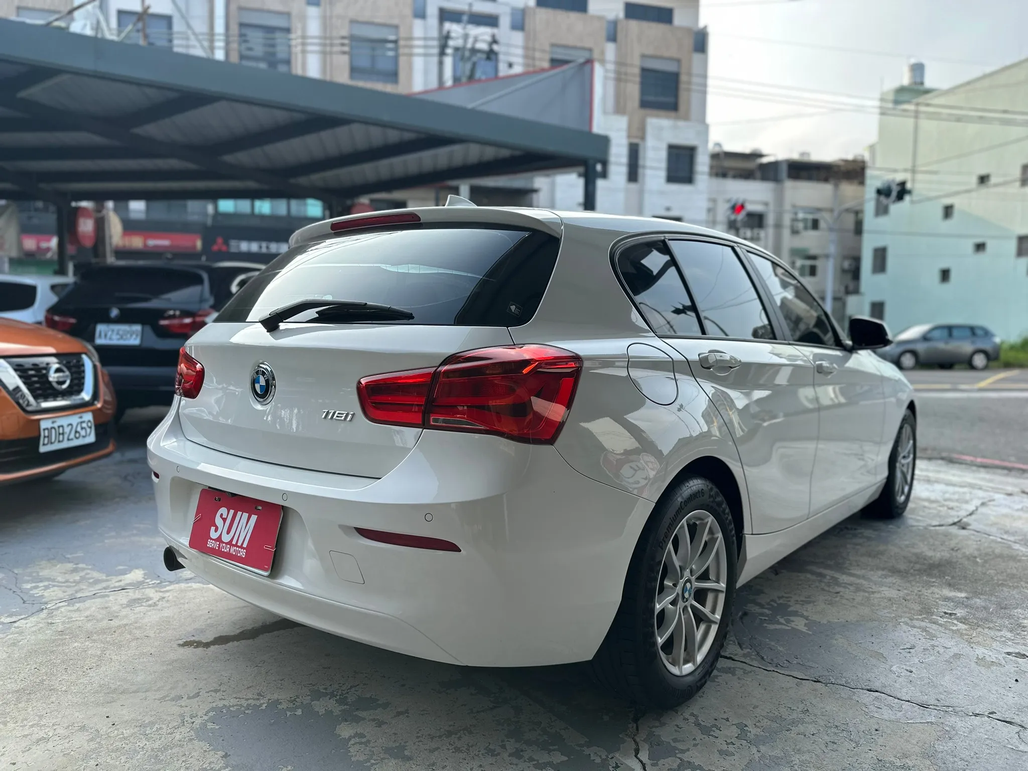 BMW-118I