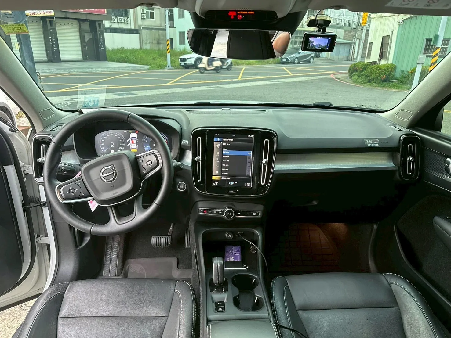 VOLVO XC40