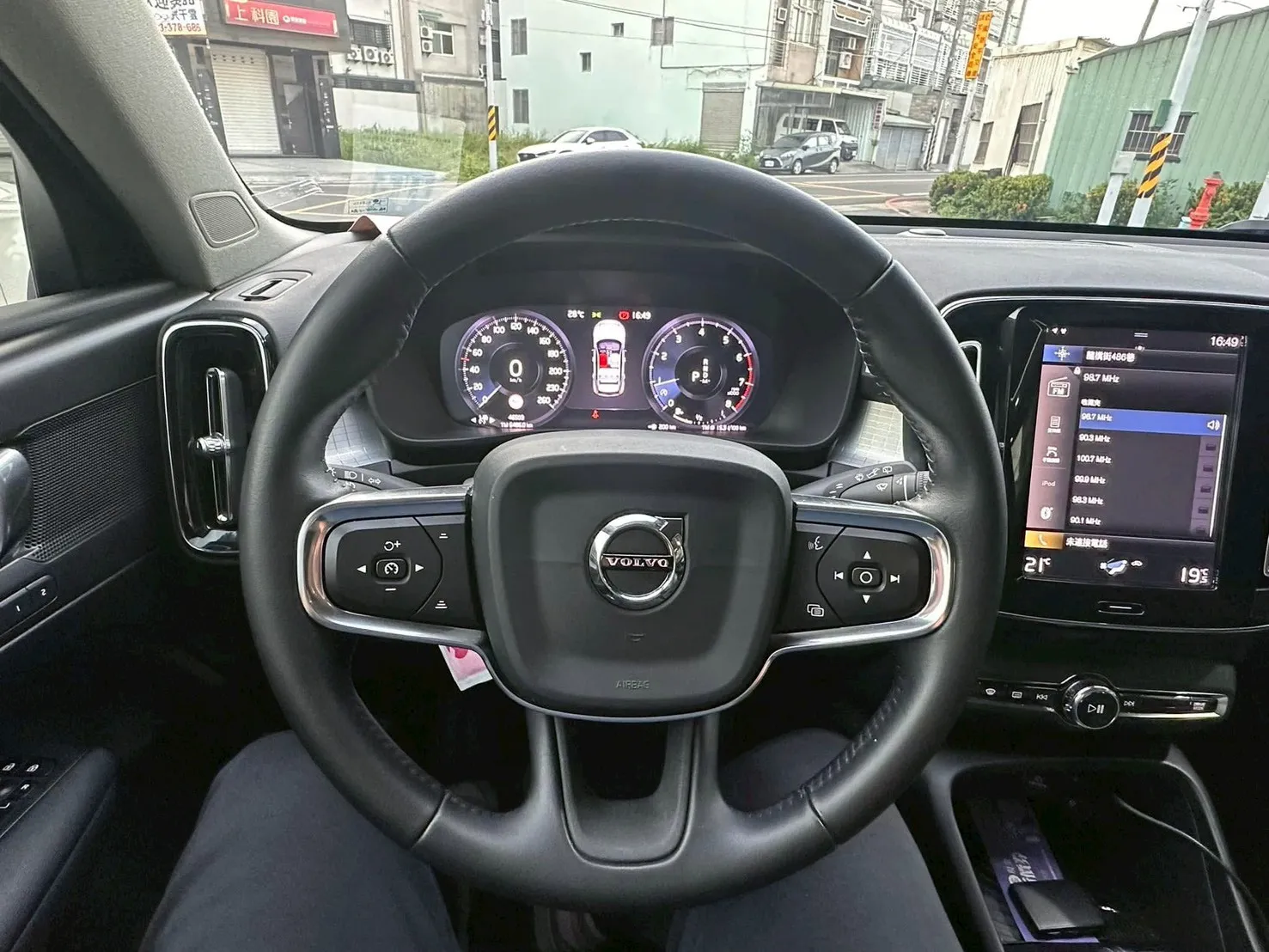 VOLVO XC40