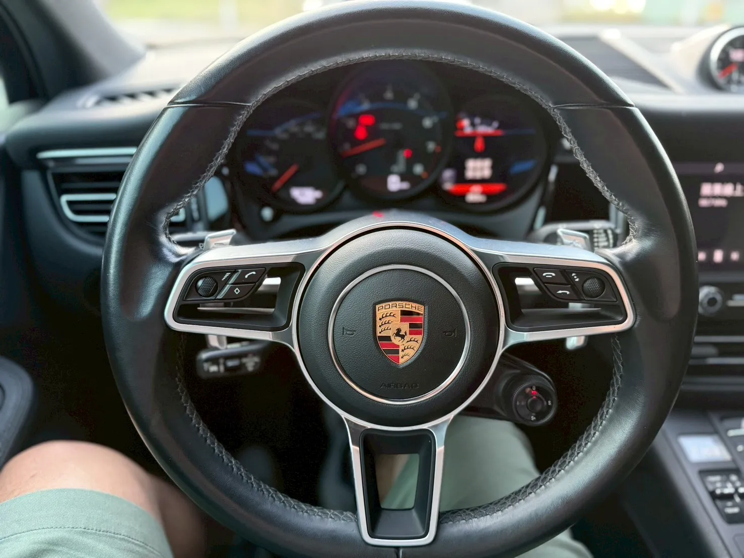 PORSCHE-MACAN