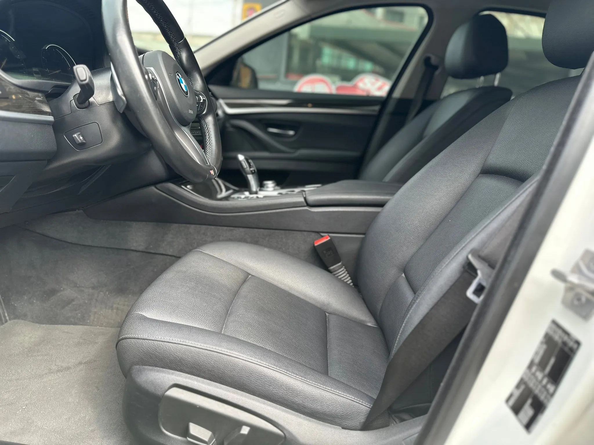 BMW-520I
