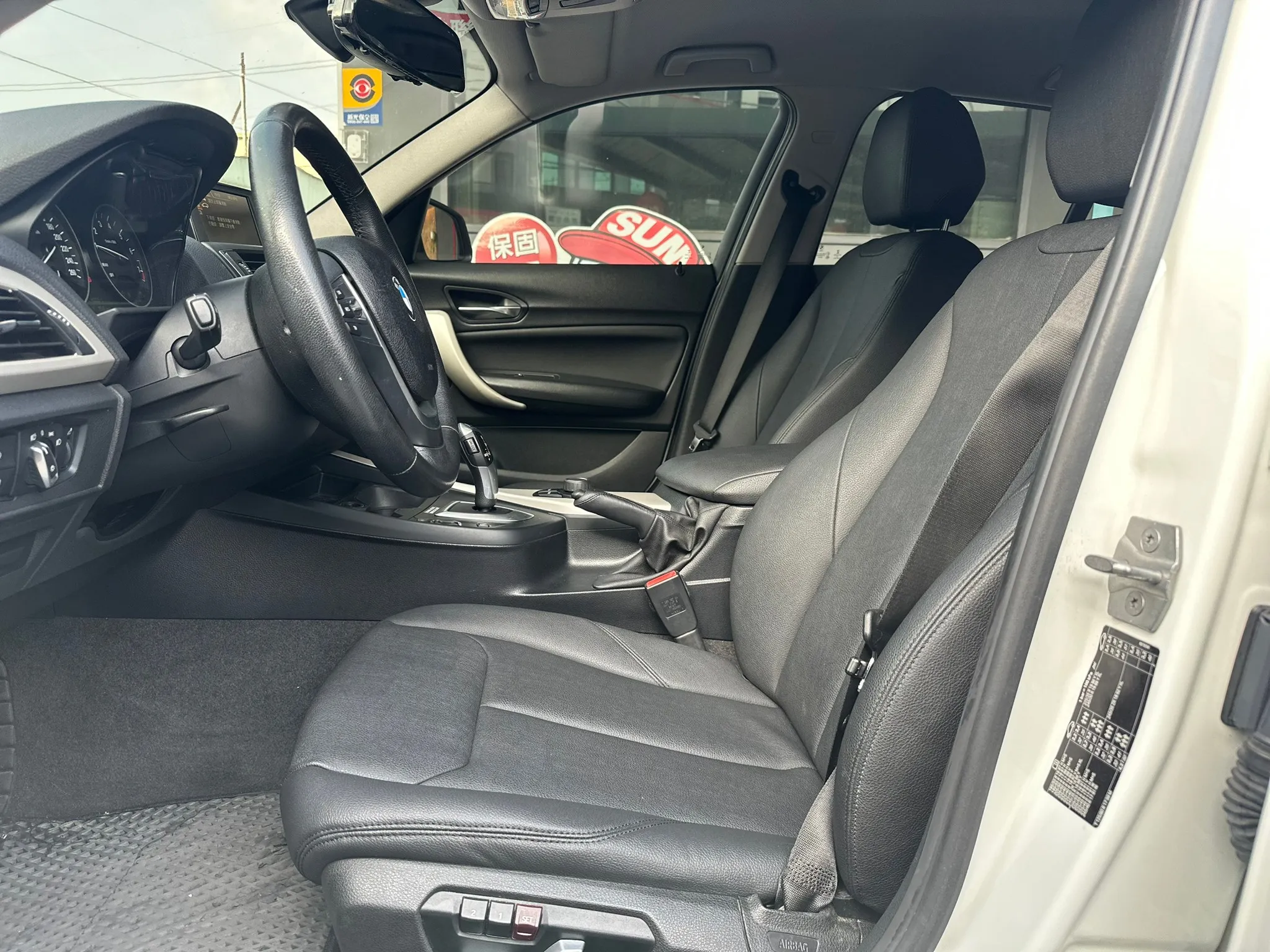 BMW-118I