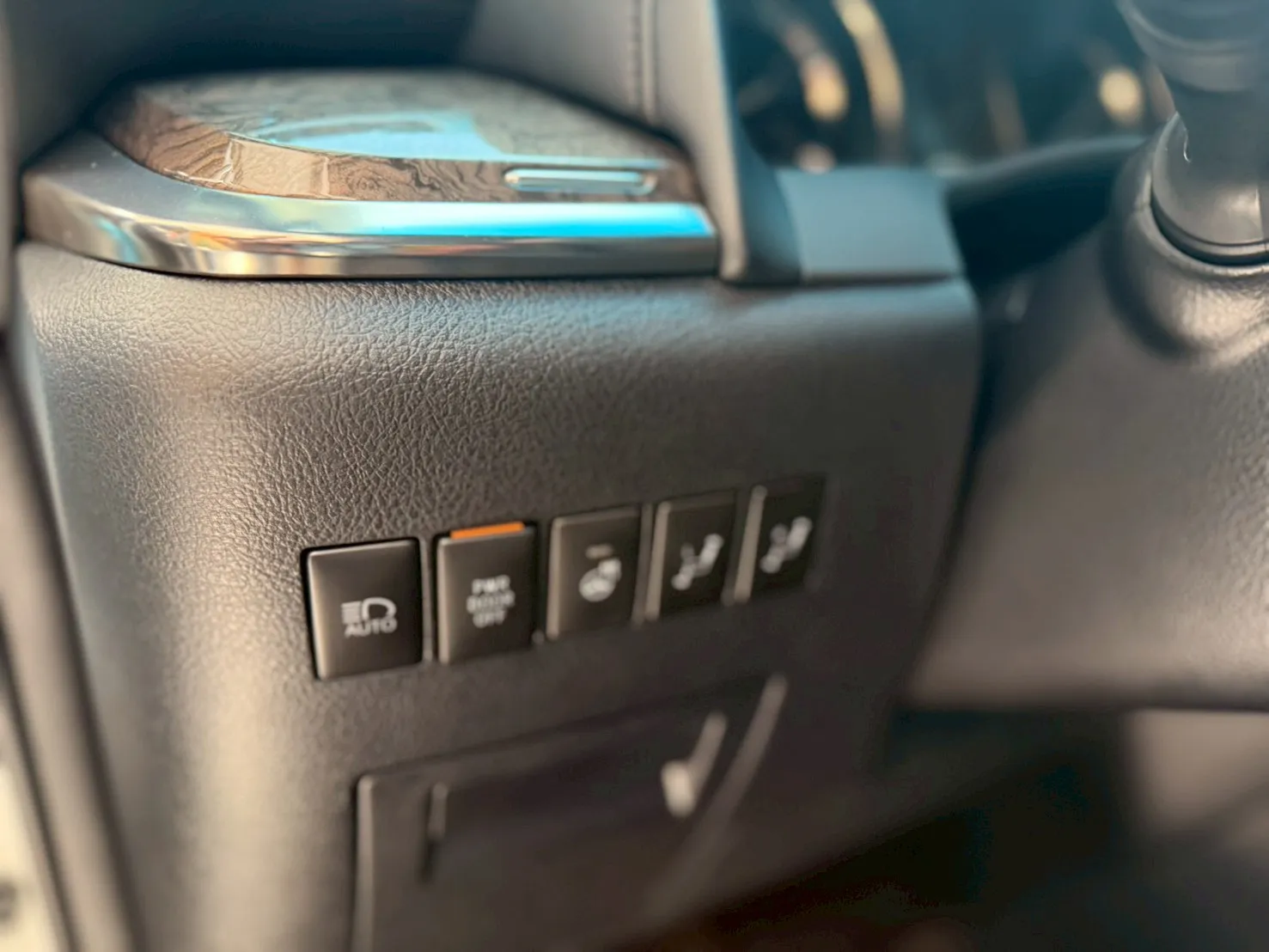 TOYOTA-Alphard