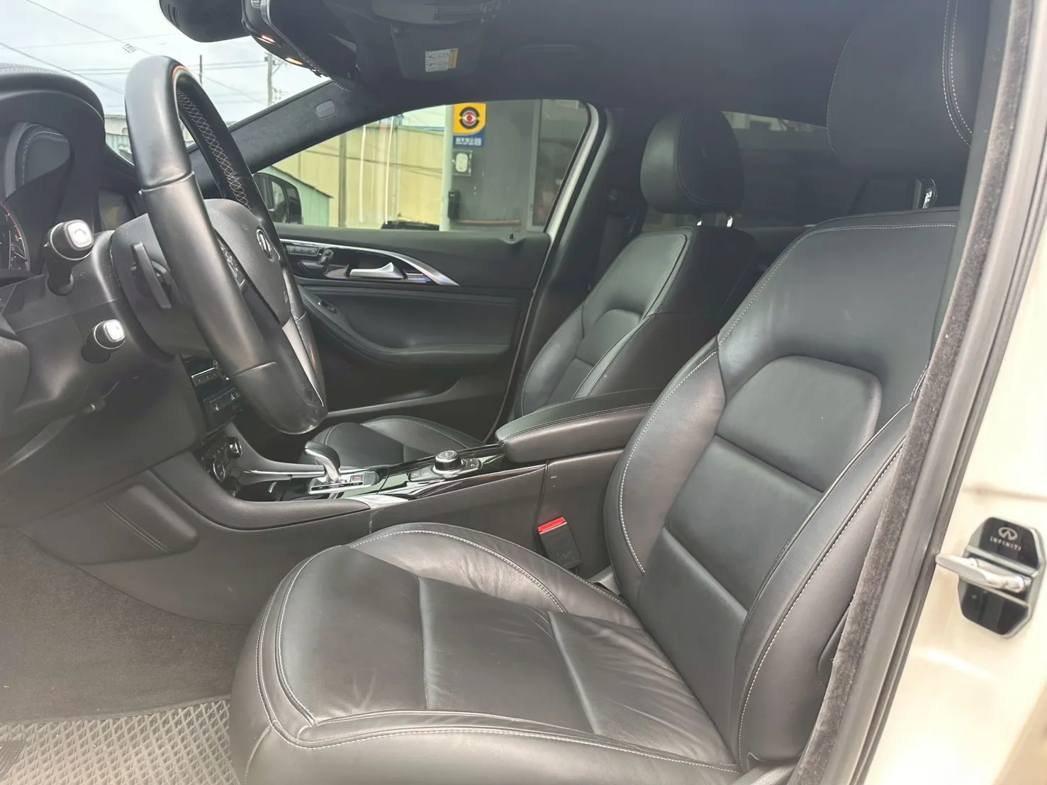 INFINITI-Q30