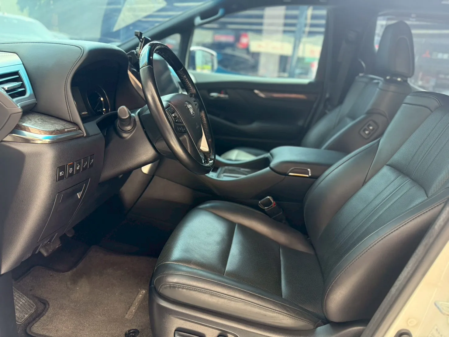 TOYOTA-Alphard