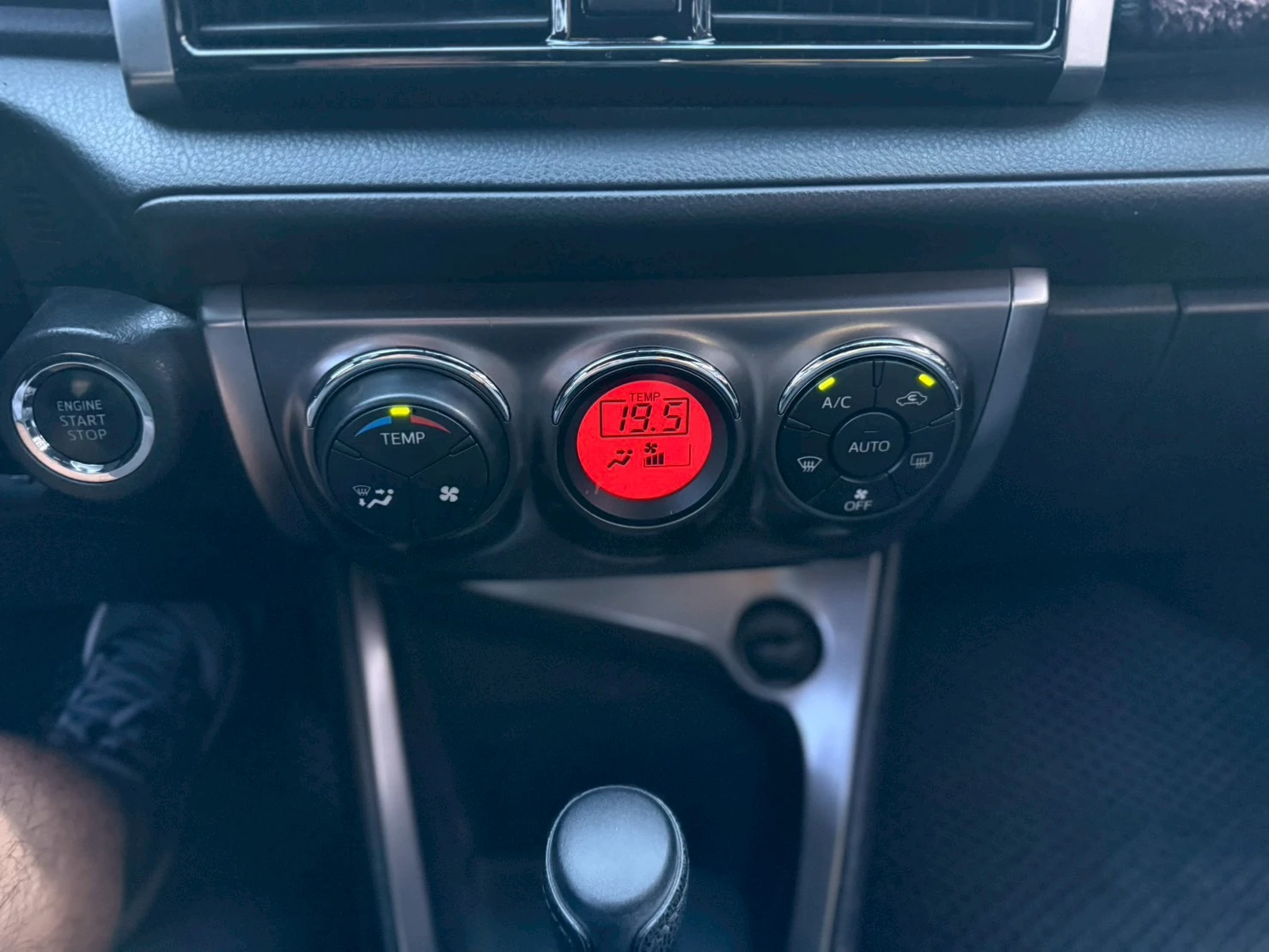TOYOTA -YARIS