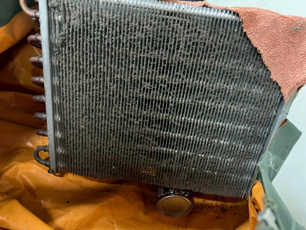 員林火鍋店  營業用冰箱散熱器及水冷式落地箱型冷氣固定年度清洗保養  減少夏天故障頻率