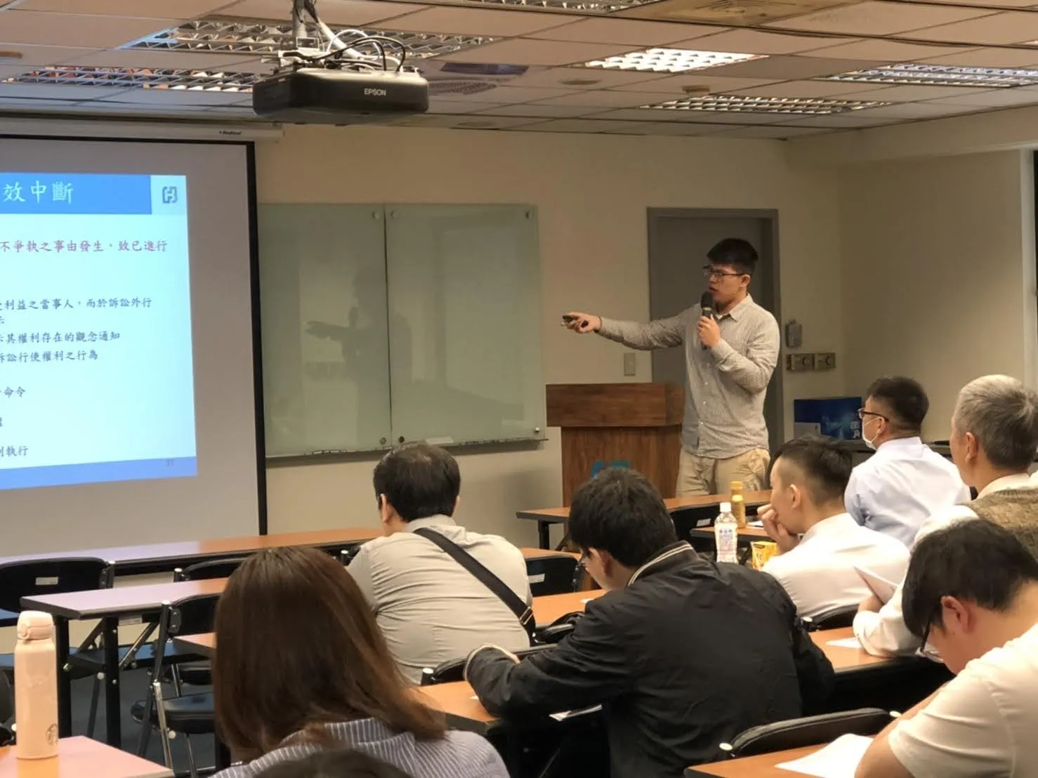 交付金融帳戶與密碼可能成立三項罪名