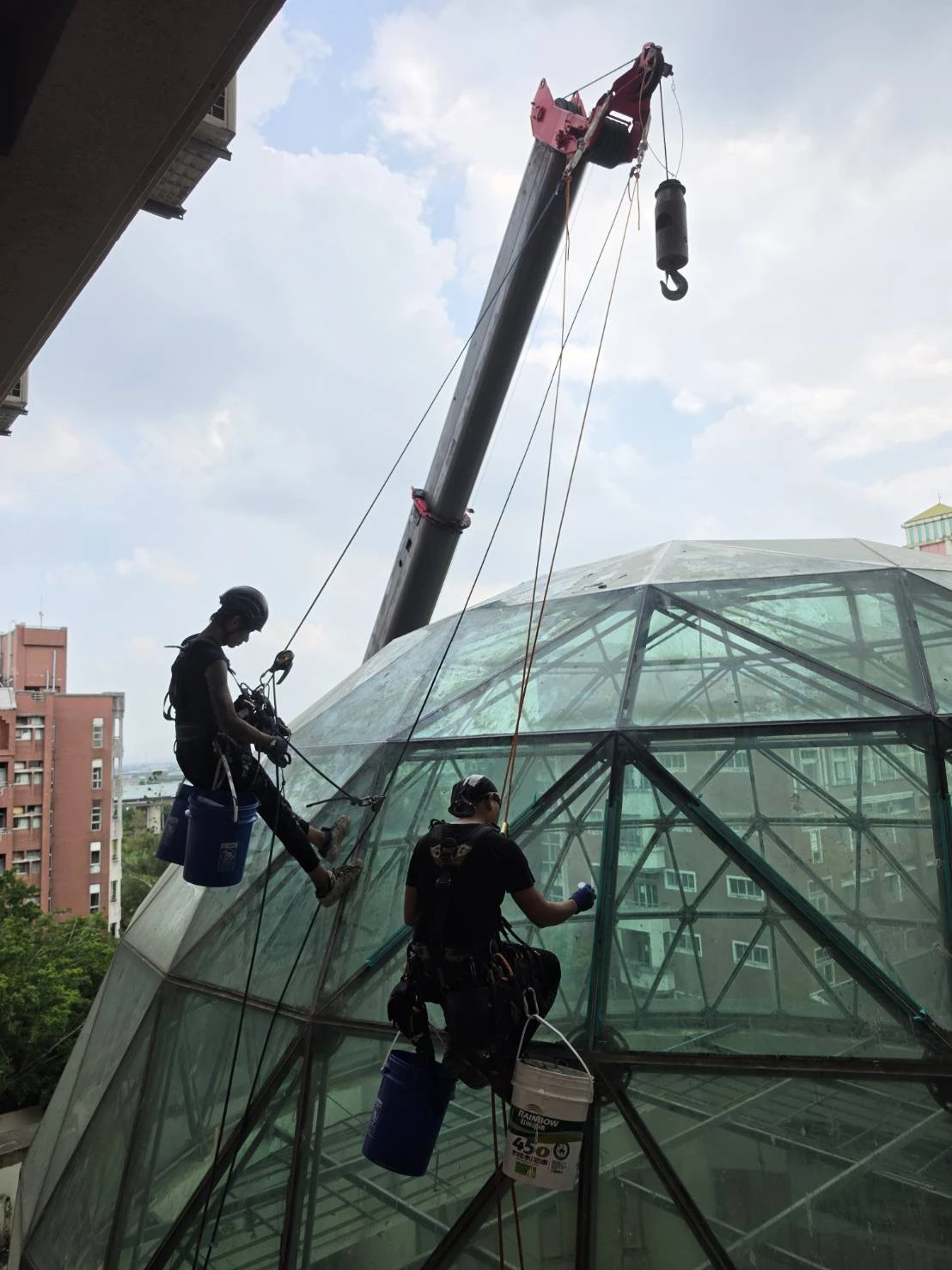 窗框下雨就滲水是矽利康老化嗎？確認原因後完整更新-外牆矽利康/台南外牆矽利康/高雄外牆矽利康