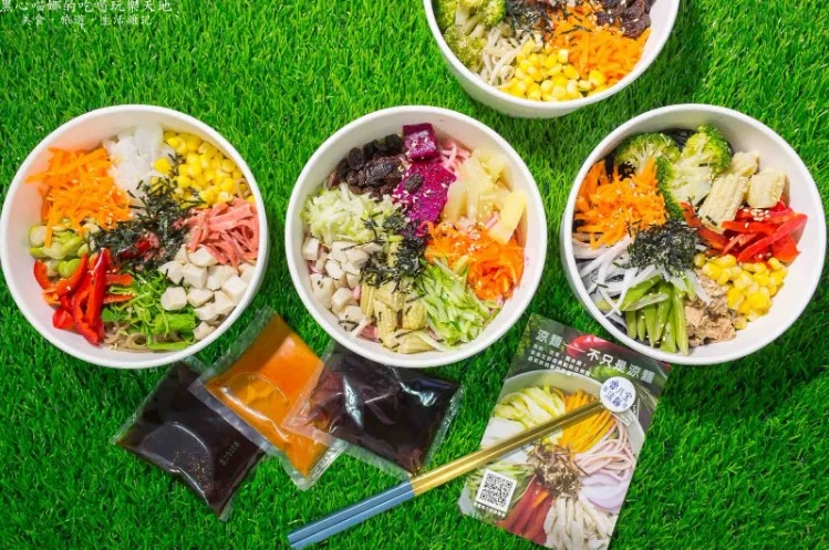高雄苓雅︱老魯記魯八宝涼麵　21種菜色新鮮繽紛自由配，只要75元就能吃得健康又飽足！！（高雄總店）