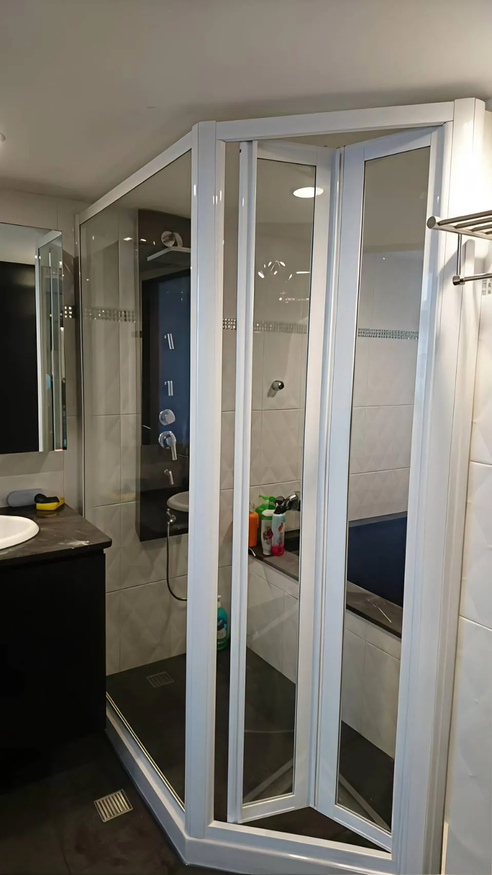 L61鋁框鑽石型淋浴拉門