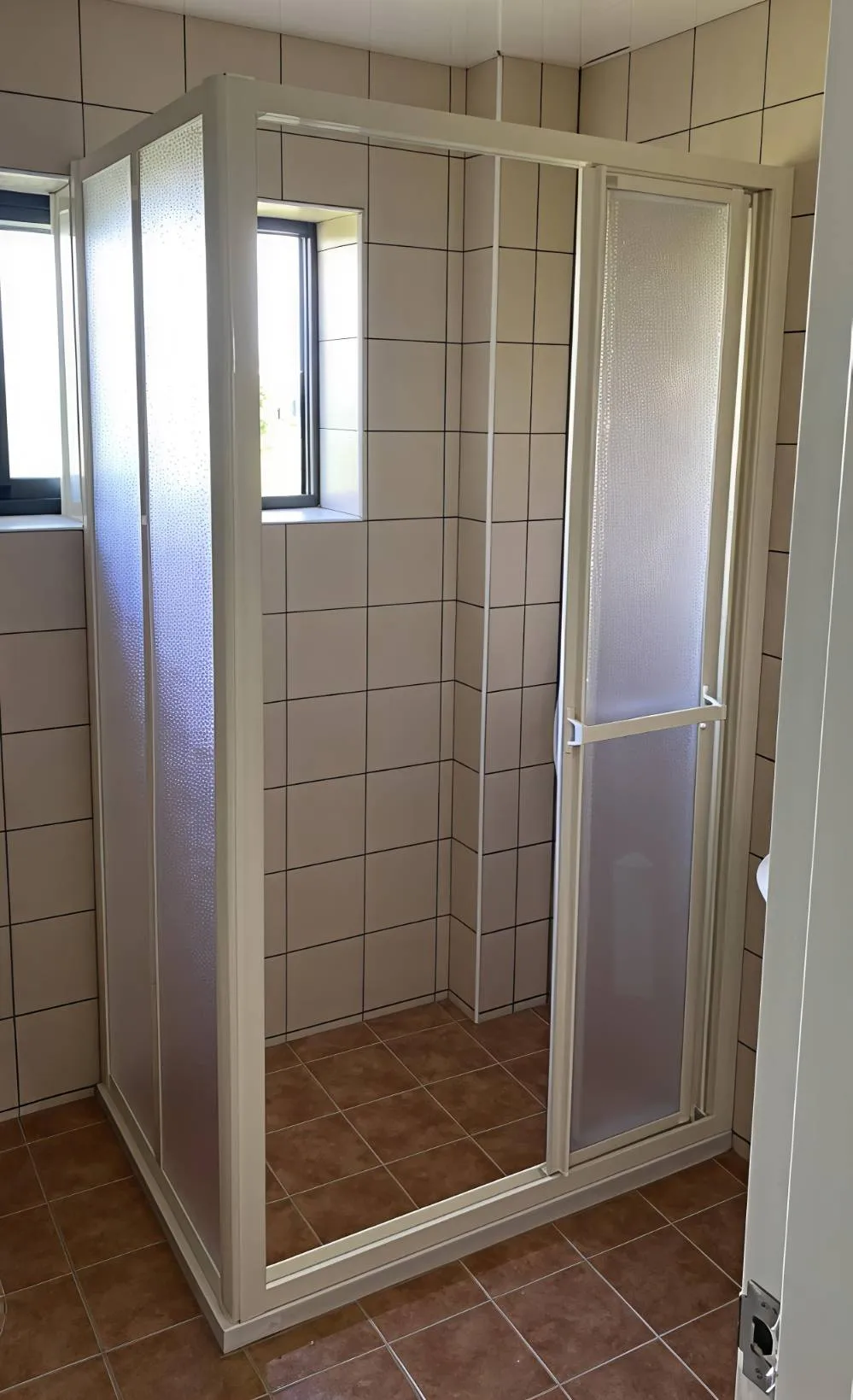 L71鋁框三門橫拉淋浴拉門