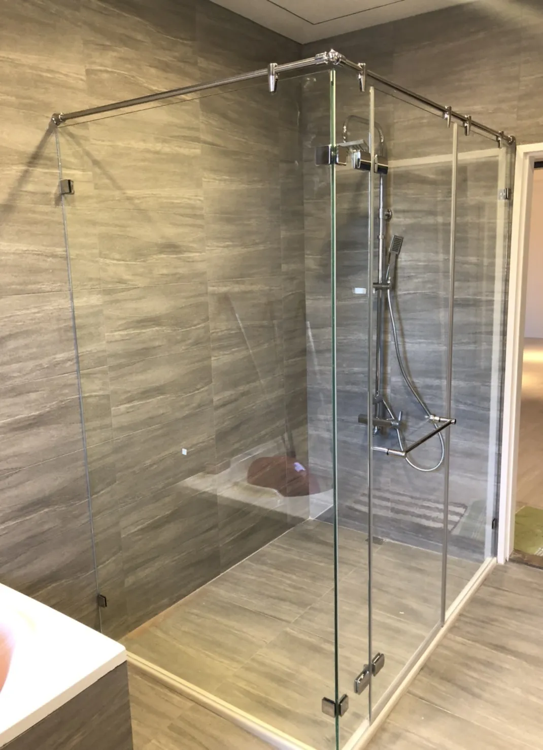 L31無框推開型淋浴拉門