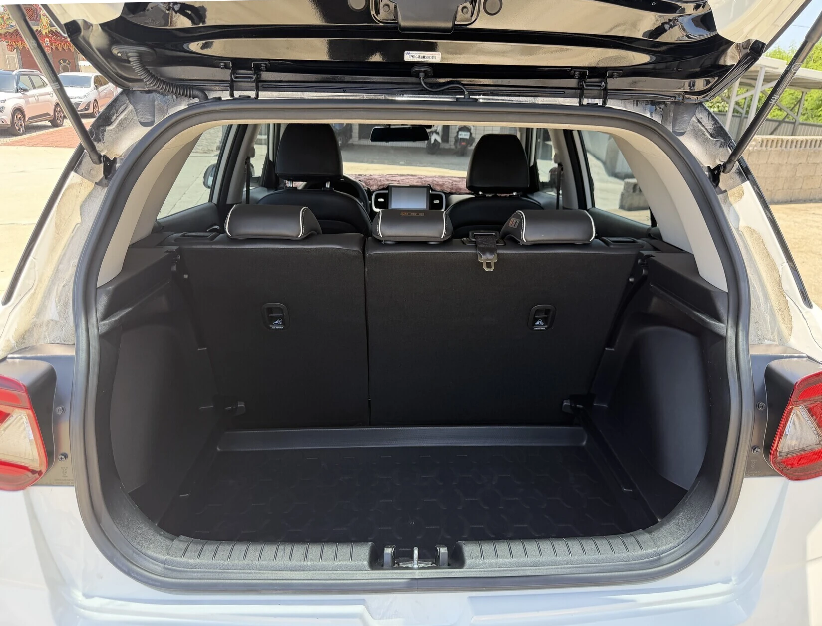 Hyundai  VENUE  1.6  (5座休旅)