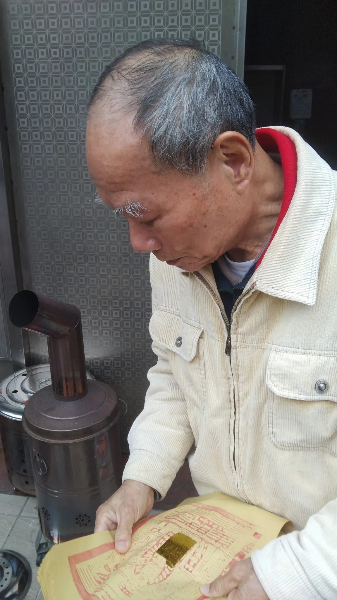 ​​​​​​​焚香 祭拜 圖的   “是一個追憶”