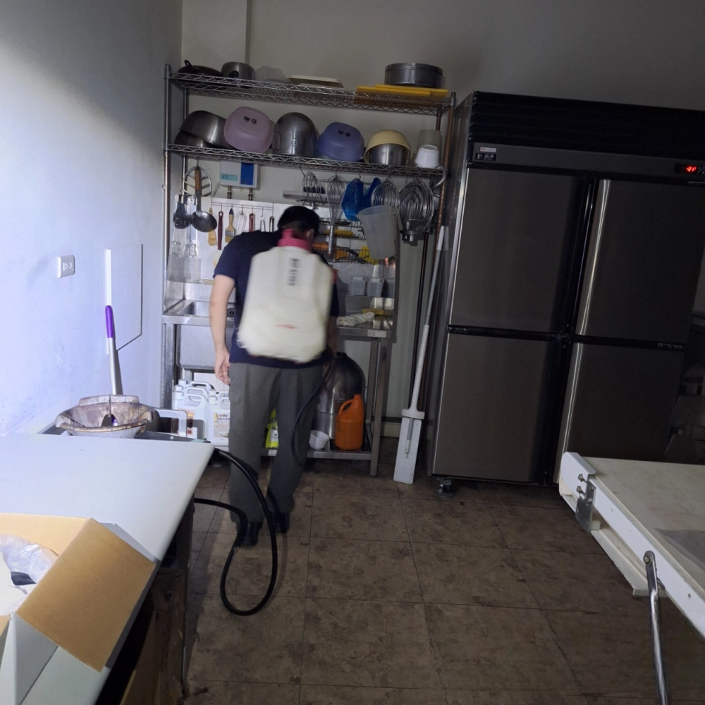 捕蟲燈有明顯鼠跡