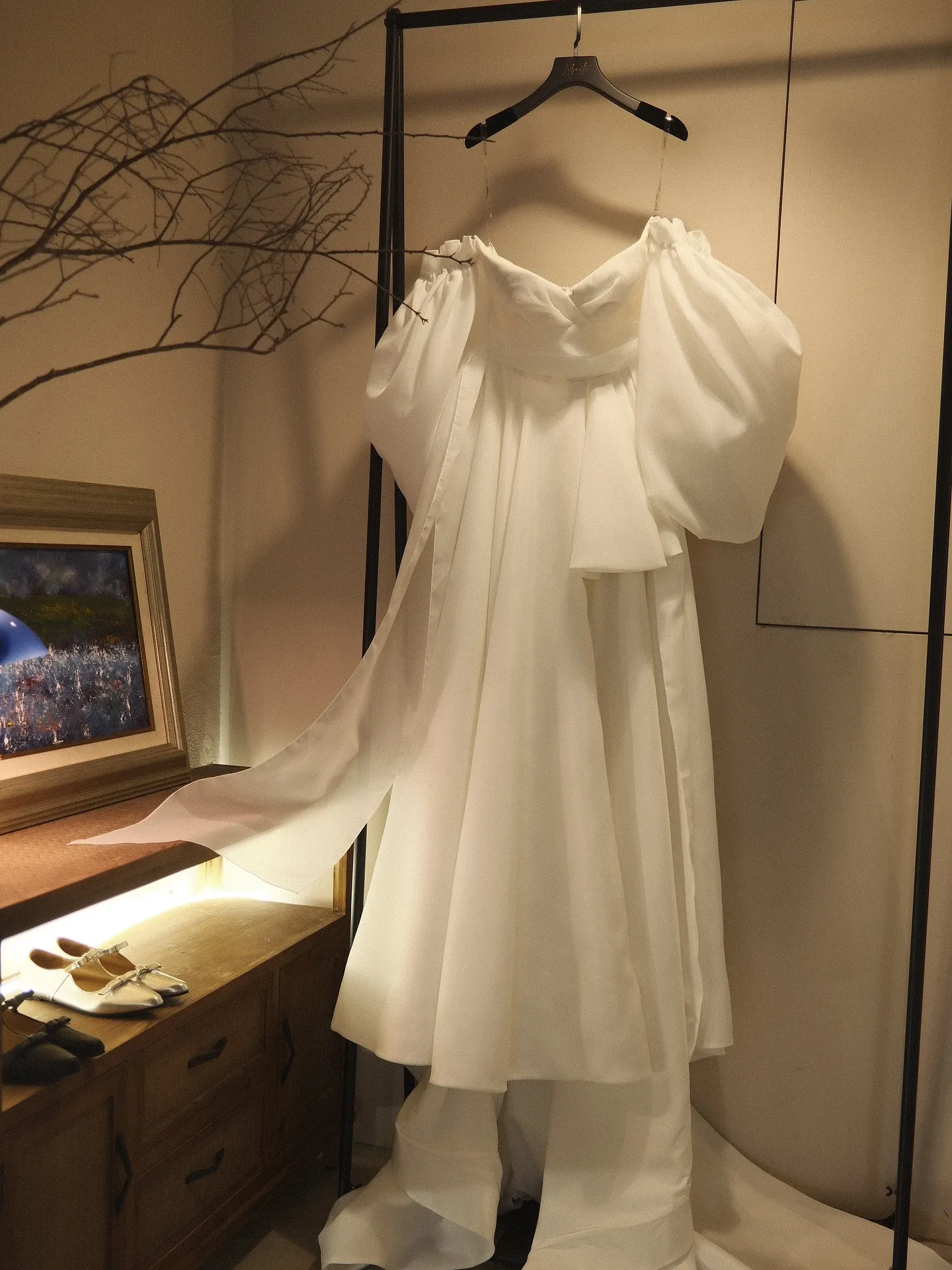 蓬鬆唯美的袖型，是它最迷人的開場【台中婚紗出租】【台中婚紗館】