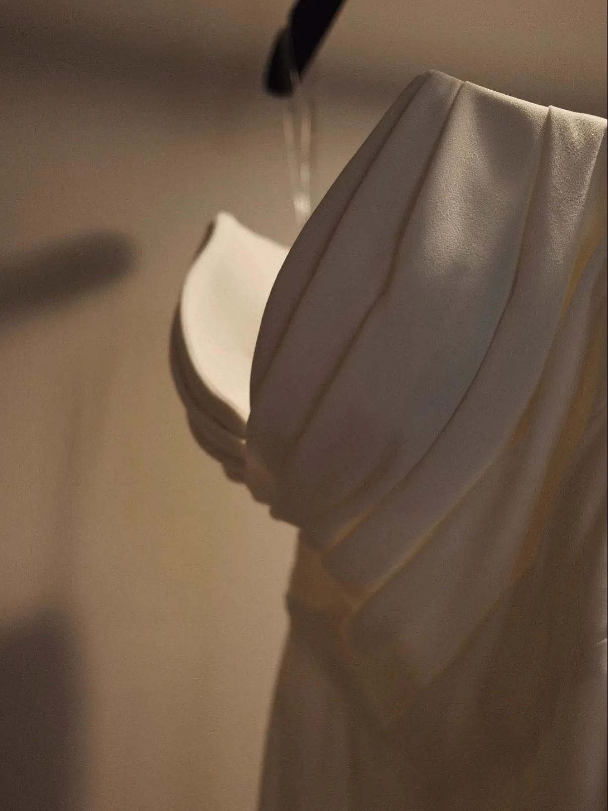 布料的每一折、一彎，柔美的讓人心動【台中租禮服】【台中婚紗館】