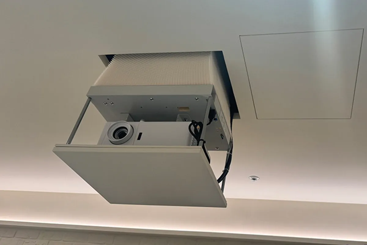 特殊案例：OPTOMA UHZ45+ 搭配 CASOS 100吋 中長焦菲涅爾抗光框幕 以及 台製美觀型電動吊架??