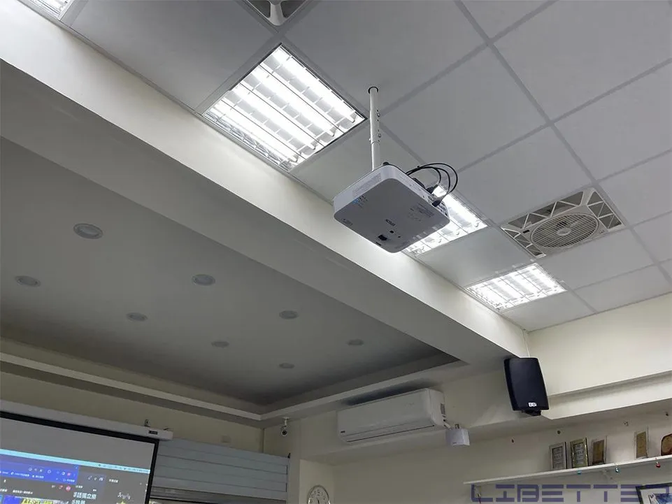 八德施工：EPSON EB-2065 & CASOS 120吋 電動幕搭 B-301 喇叭兩對 現場效果客戶很滿意