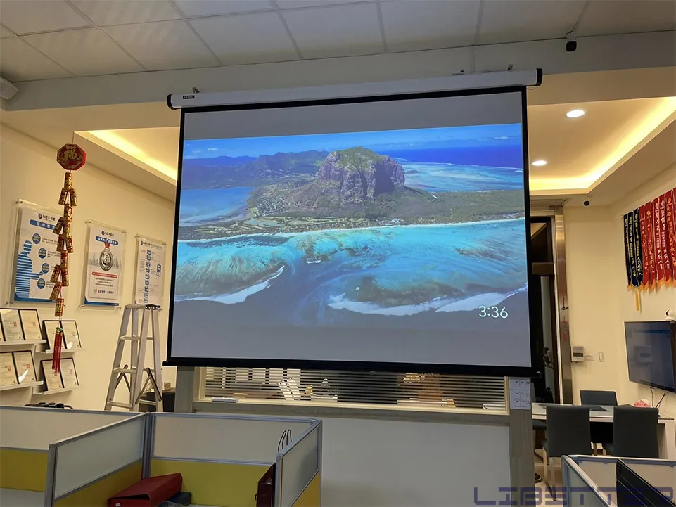 安裝範例：EPSON EB-X06 投影機+120吋電動佈幕、擴大機與喇叭