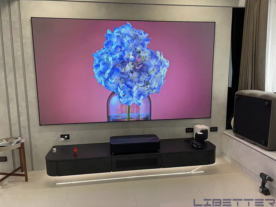 家用案例：EPSON EH-LS800 搭配 台製120吋黑柵抗光幕 讓您隨時觀看，在家就是電影院！