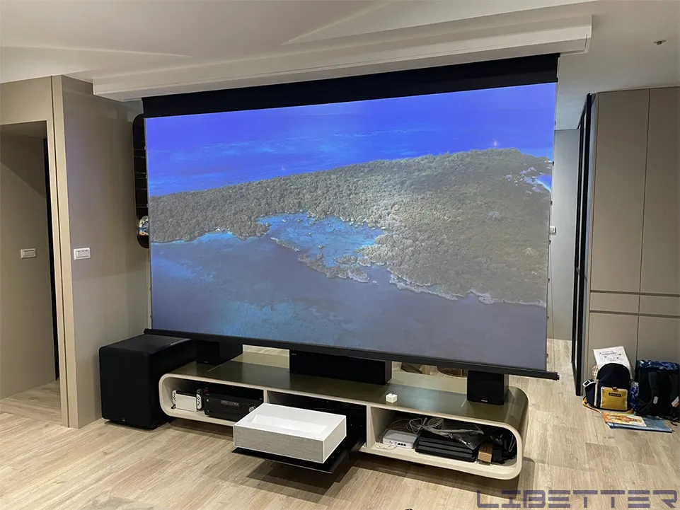 家用案例：LG HU715QW 雷射電視 搭配 HSBI 1.0 台製120吋 電動黑柵抗光幕 雷射光源更耐用！