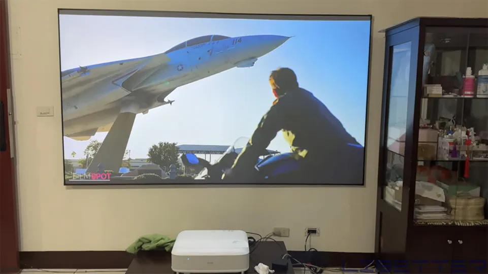 家用案例：EPSON EH-LS650W 3600流明 搭配 CASOS 100吋黑柵抗光幕 效果不錯！
