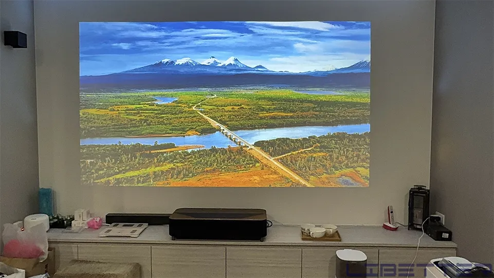 打牆案例：EH-LS800B 4K雷射超短焦 即使打牆壁也能有好效果！