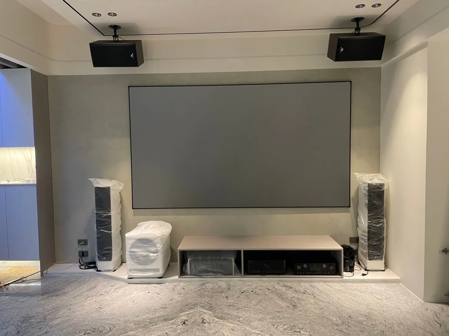 家用案例：EH-LS800W 搭配 台製120吋黑柵抗光 加上燈光設計~真的不要太讚了好嗎！