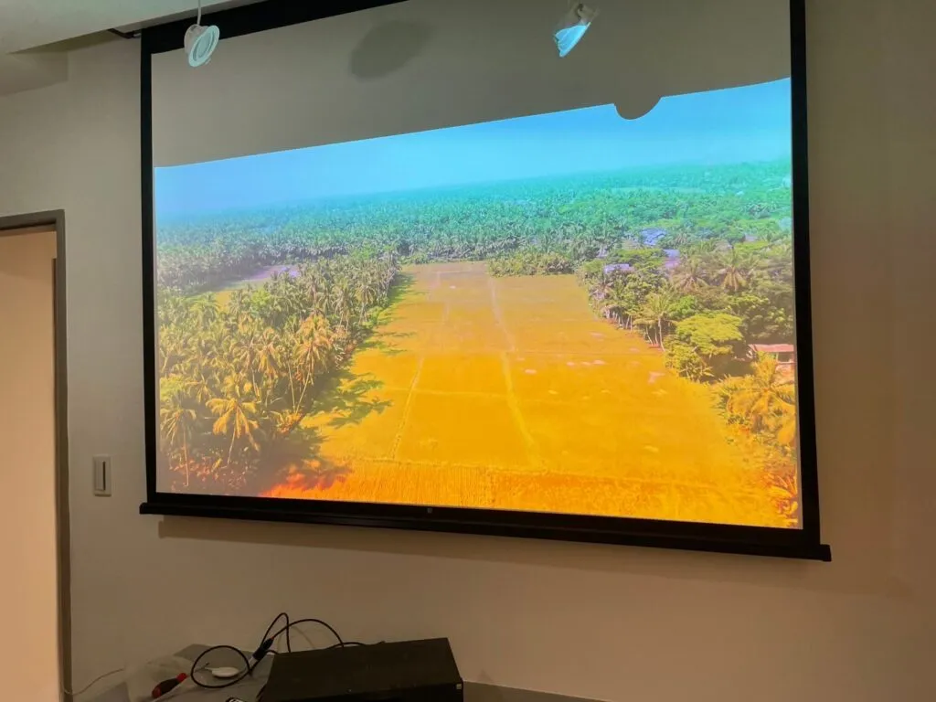 家用案例：OPTOMA Wave 130RK 搭配 台製電動吊架  sony擴大機 & 兩顆崁入式喇叭