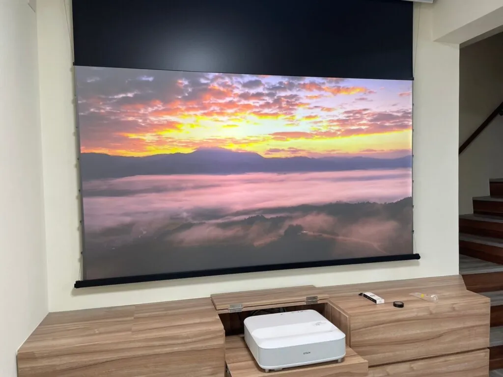 家用案例：EPSON EH-LS650W 搭配 libetter 100吋電動黑柵抗光幕 作為LS800平配版也是頗受歡迎