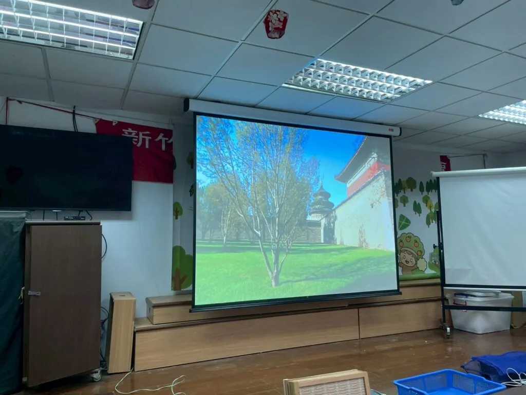 商用案例：EPSON EB-2055 搭配 120吋布幕  5000流明高亮度 即使開燈 依然清晰可見✨