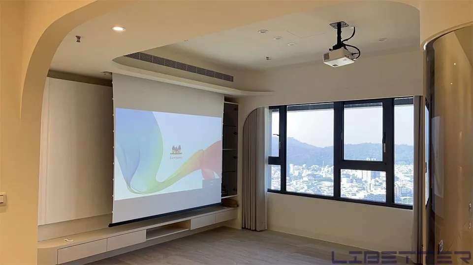 客製案例：ViewSonic Px748-4K & Libetter 90吋 加長全白拉線4K張力幕 布幕可配合環境需求客製歐！