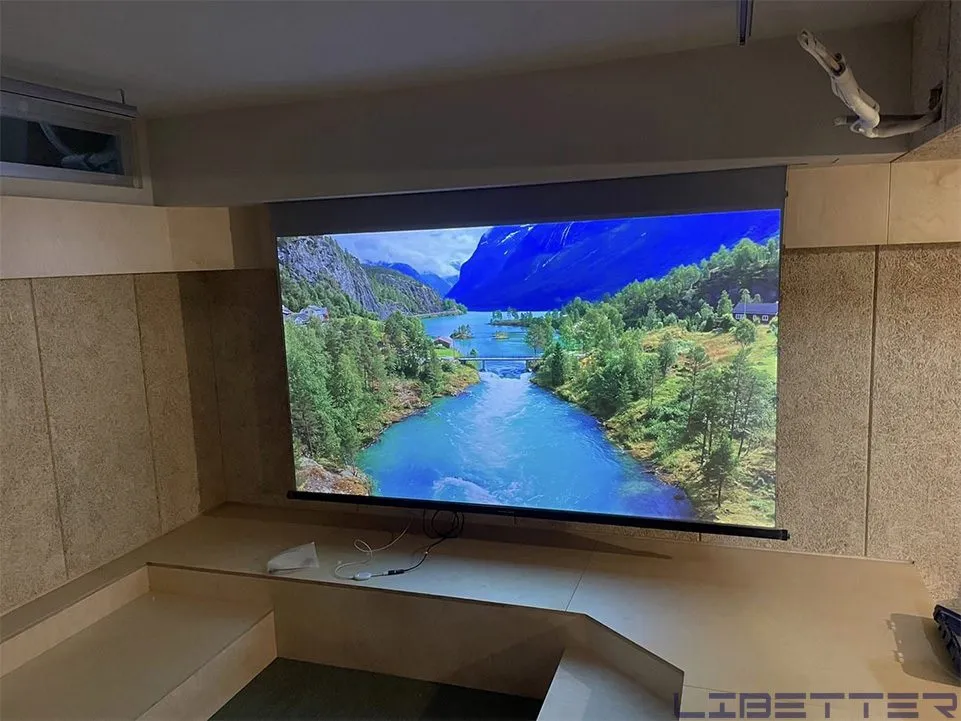 台製libetter vision 100吋全彩電動抗光幕 搭配 UHZ45+ 平價4K雷射投影機 效果不錯！適合較暗的環境觀看