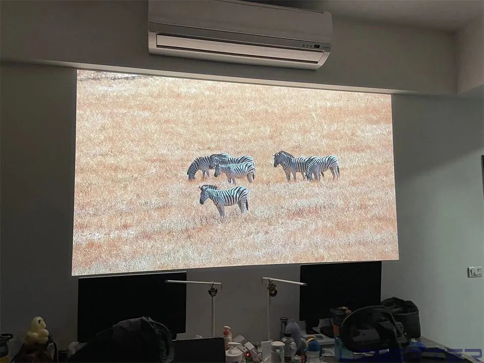 打牆案例：Optoma UHZ45+ 4K 不添購布幕的情況下 打牆壁效果會是如何呢？！