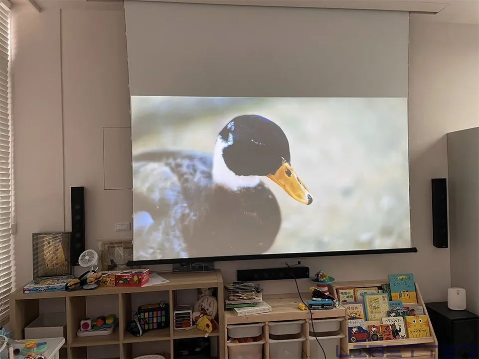 家用案例：ViewSonic LX700-4K 雷射機 & 訂製120吋加長款電動拉線幕 客製化布幕歡迎洽詢喔~